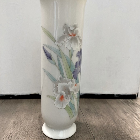 Otagiri Iris Bouquet porcelain vase made in Japan from the 1980’s Vintage - Picture 5 of 9